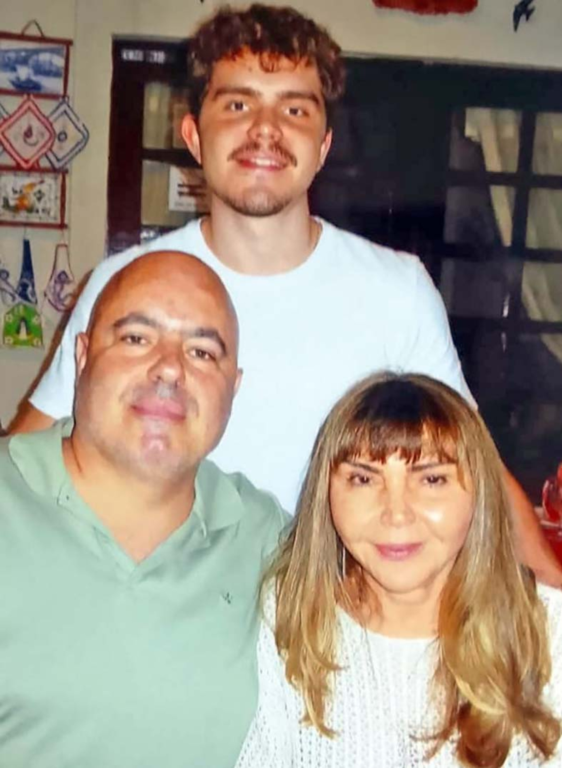 No Rei do Bacalhau varjoteano, o bom portuga André Rosa, Emília Patrício e seu filho Frederico Campelo, em pleno percurso da rota medicina (Foto: acervo pessoal)