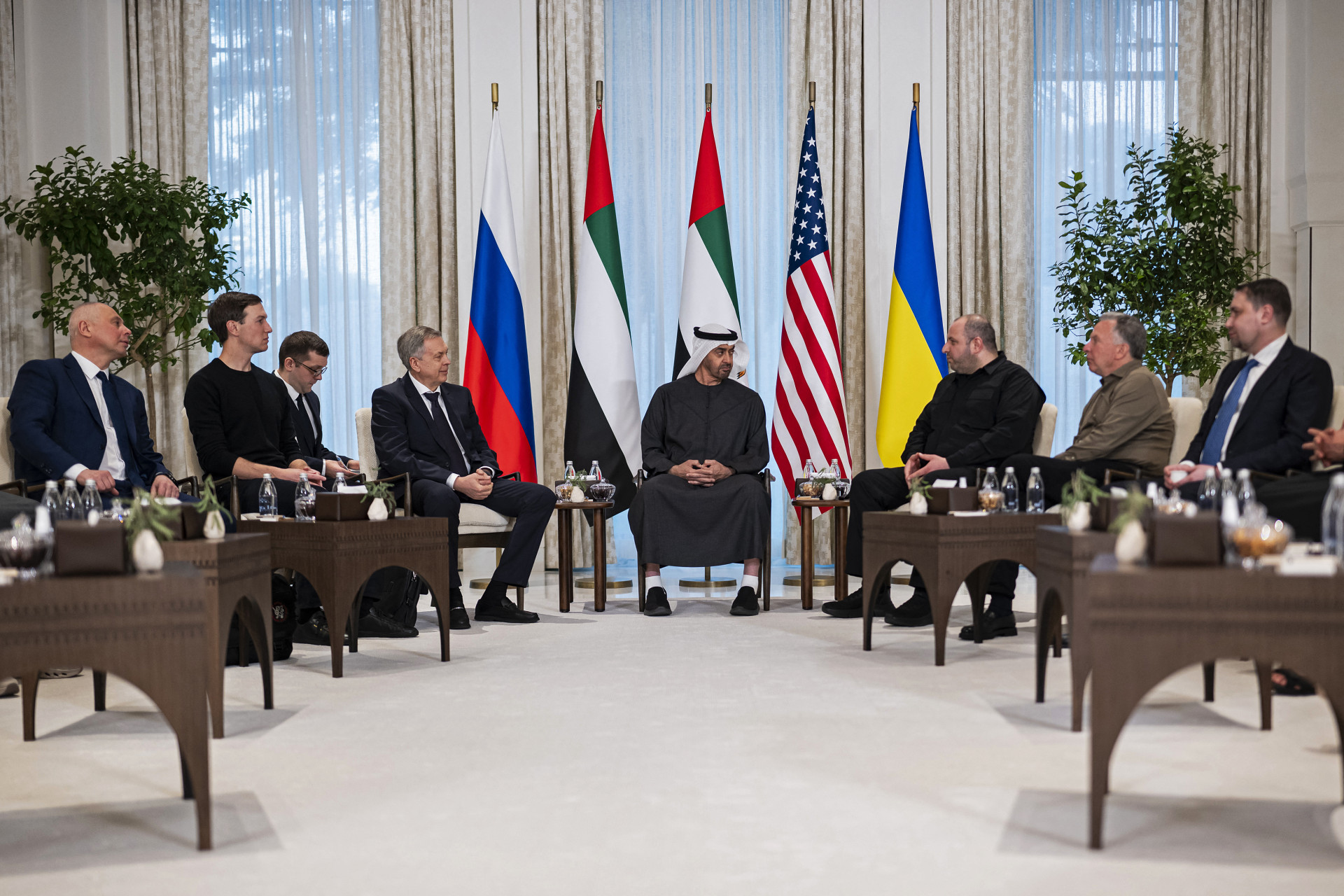 ￼FOTO divulgada pela presidência dos Emirados Árabes Unidos durante encontro trilateral entre EUA, Rússia e Ucrânia (Foto: UAE PRESIDENTIAL COURT / AFP)
