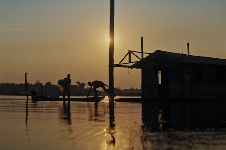 <p>Veloso consolidou sua carreira transitando entre a publicidade de grandes marcas e o cinema independente nacional, com destaque para o filme “<i data-path-to-node=8 data-index-in-node=149>Rodantes”</i>, de 2021.</p><?php if (strpos(site('ds_site_link'), '/apostas') === false): ?>
    </div>

    <div class=