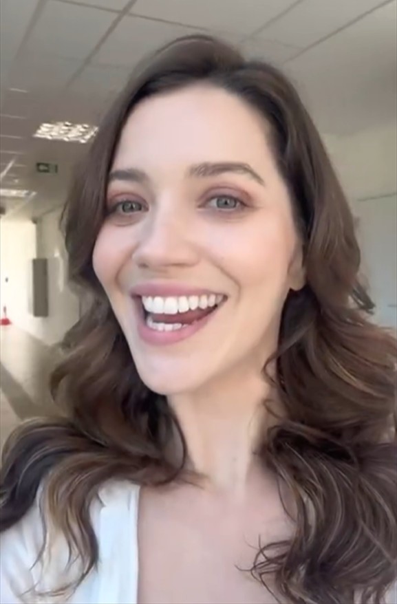 <p><span style=font-weight: 400;>A atriz iniciou a formação artística ainda jovem e estreou profissionalmente em 2005 no teatro, com participação na peça </span><b>“A Glória de Nelson”</b><span style=font-weight: 400;>.</span></p><?php if (strpos(site('ds_site_link'), '/apostas') === false): ?>
</div>
<div data-type=