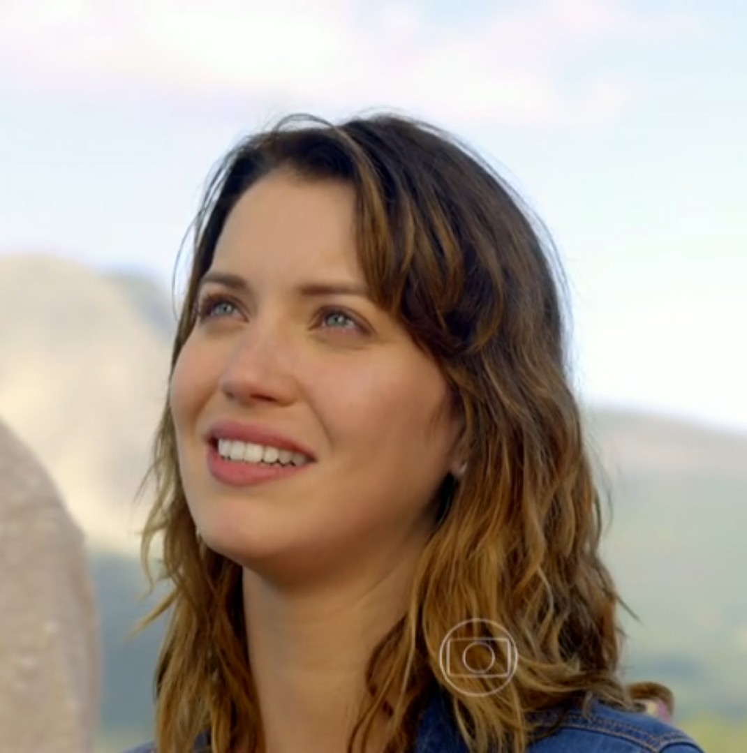 <p><span style=font-weight: 400;>Em </span><b>“Alto Astral”</b><span style=font-weight: 400;>, exibida entre 2014 e 2015, interpretou Laura Martins, jornalista que busca respostas sobre a própria origem e se envolve em um triângulo amoroso com os irmãos Caíque, vivido por Sérgio Guizé, e Marcos, interpretado por Thiago Lacerda.</span></p>
