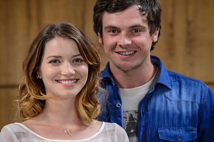 <p><span style=font-weight: 400;>Entre2015 e 2017, manteve um relacionamento com o ator Sérgio Guizé, quem conheceu  durante as gravações de </span><b>“Alto Astral”</b><span style=font-weight: 400;>.</span></p>
