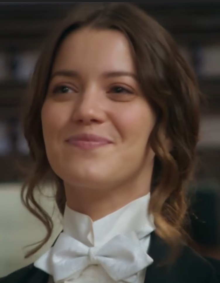 <p><span style=font-weight: 400;>Em </span><b>“Orgulho e Paixão”</b><span style=font-weight: 400;>, exibida em 2018, interpretou Elisabeta Benedito, protagonista da história ambientada no Vale do Café no início do século XX. A novela é uma adaptação livre de obras de Jane Austen e acompanha o romance entre Elisabeta e Darcy Williamson, personagem de Thiago Lacerda.</span></p>
