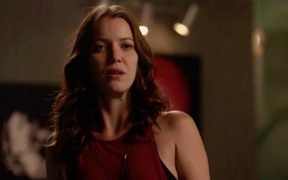 <p><span style=font-weight: 400;>Na novela </span><b>“Rock Story”</b><span style=font-weight: 400;>, exibida entre 2016 e 2017, viveu as gêmeas Júlia e Lorena. Júlia é uma professora de balé de personalidade ingênua, enquanto Lorena é a antagonista da trama, envolvida em atividades criminosas.</span></p>
