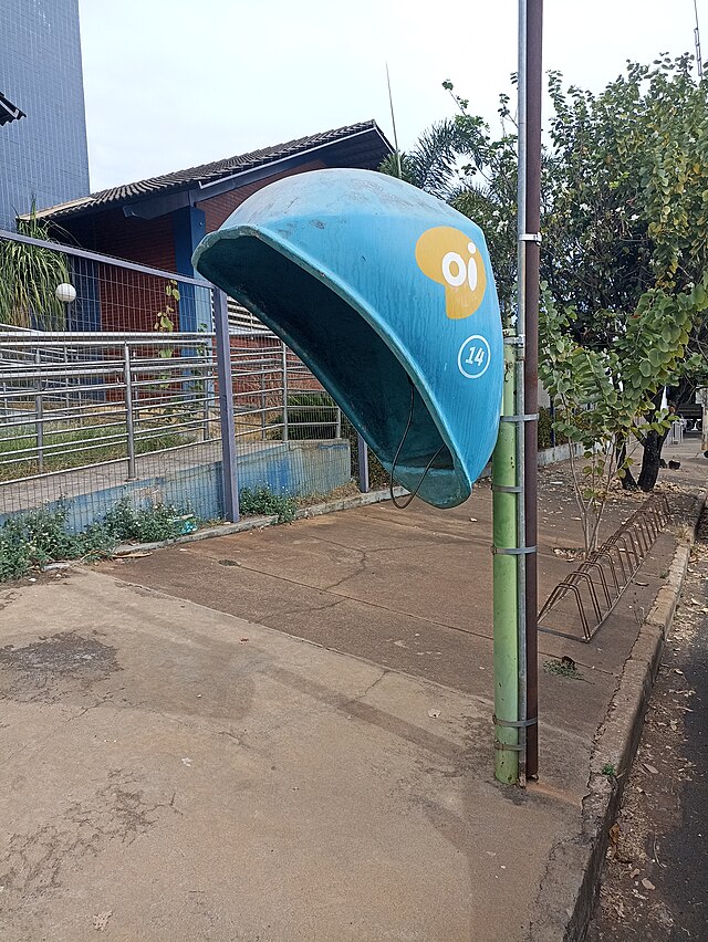 <p><span style=font-weight: 400;>A Oi, que já foi líder no segmento, vem reduzindo significativamente sua base de telefones públicos desde 2020. A operadora só mantém o serviço em regiões onde não há concorrência, dentro de um acordo válido até 2028.</span></p>
