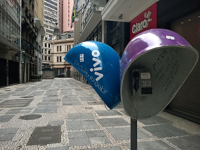 <p><span style=font-weight: 400;>Atualmente, as prioridades do setor se concentram na expansão da banda larga e na implantação do 5G. </span><span style=font-weight: 400;>A Vivo já informou que iniciará a retirada dos aparelhos ao longo deste ano. Porém, em municípios onde a operadora é a única prestadora do serviço, os aparelhos serão mantidos até 2028, conforme determinação da Anatel, mesmo com utilização praticamente inexistente.</span></p>
