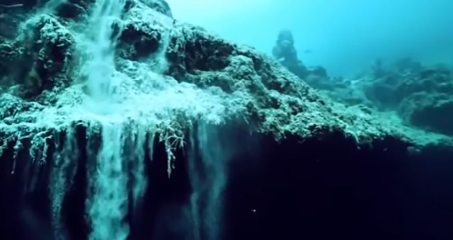 <p>Os desaparecimentos no Triângulo das Bermudas também alimentaram crenças antigas das Bahamas sobre monstros marinhos escondidos em cavernas nas profundezas, que engoliam embarcações. Lendas folclóricas do arquipélago de mais de 700 ilhas na região do Triângulo.</p>
