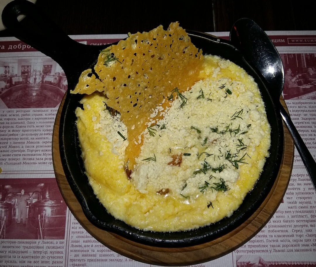 <p>5º lugar: Banosh (Ucrânia) – mingau de creme de milho coberto com queijo ou bacon, típico da zona rural.</p>
