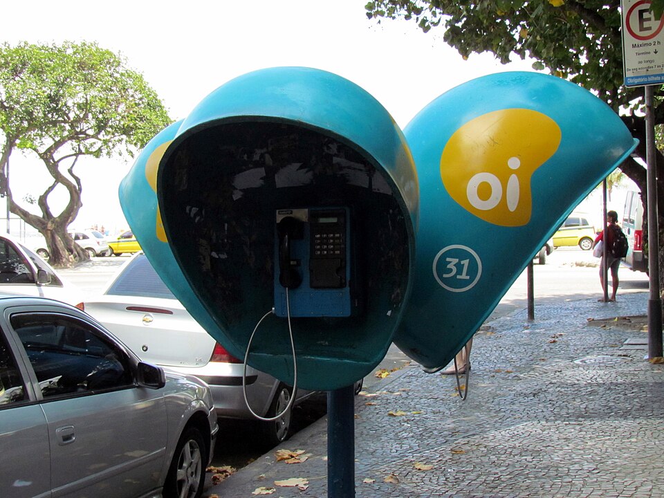 <p><span style=font-weight: 400;>O termo ‘orelhão’, adotado no Brasil, se deve ao formato do equipamento e virou sinônimo de telefone público, devido à popularização do nome, como ocorre com gilete para lâmina de barbear ou xerox para cópia.</span></p>
