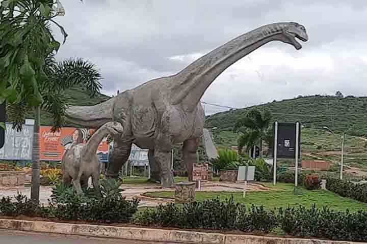 <p>A peça, com 18 metros de comprimento e cerca de 8 metros de altura, levou oito meses para ser concluída com o apoio de três artistas que trabalharam diariamente no ateliê “Criando Dinossauros”.</p>
