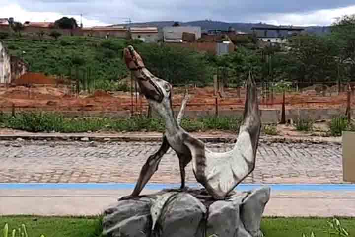 <p>O trabalho ainda inclui uma preguiça-gigante, animal pré-histórico que habitou a Bahia há mais de 11 mil anos. Os fósseis foram encontrados em cidades vizinhas como Irajuba, Anagé e Planaltino.</p>
