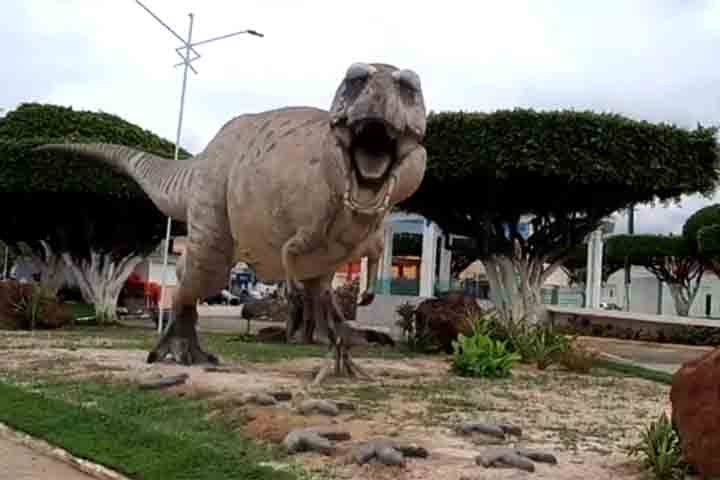 <p>Entre eles, está o Pycnonemossauro, carnívoro que viveu no Centro-Oeste do Brasil há 70 milhões de anos, no período Cretáceo. A réplica, então, tem cerca de 8,5 metros de comprimento.</p>
