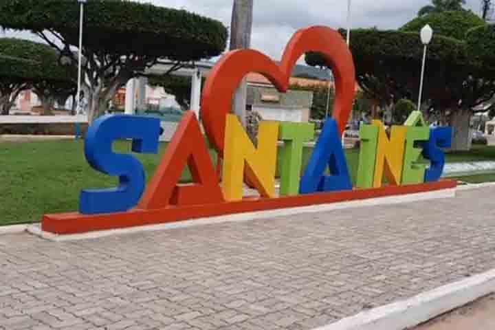 <p>O pacato local se transformou na “cidade dos dinossauros”. A inspiração veio do paleoartista Anílson Borges, apaixonado pelo filme “Jurassic Park”, de 1993, do diretor de cinema americano Steven Spielberg.</p></div>

<!-- INTERBANNER 5 [RETANGULO(BR)] - DESKTOP - [INTERNAS] -->
<div class=