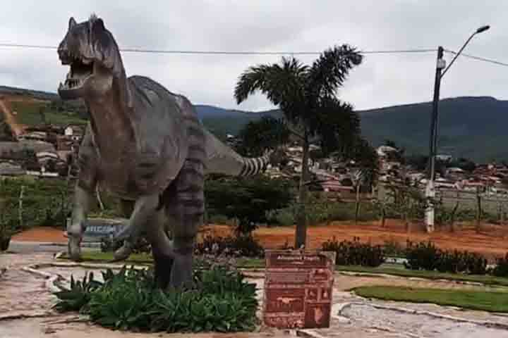 <p>A cidade tem o Núcleo Paleontológico de Santa Inês, que conta com o Museu dos Dinossauros (MUSINÊS), que abriga e expõe esculturas e outros materiais relacionados à era dos dinossauros.</p>
