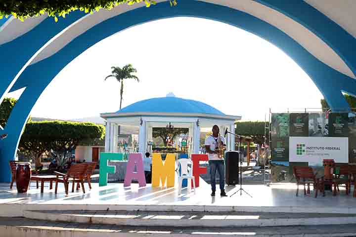 <p>O que começou como um hobby em 1995, com sua primeira escultura, tornou-se um trabalho profissional após uma exposição em 2001, que despertou o interesse do público.</p><?php if (strpos(site('ds_site_link'), '/apostas') === false): ?>
    </div>
    <div class=