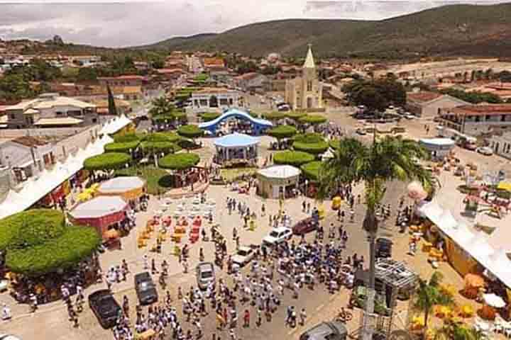 <p>Autodidata, Anilson Borges começou a esculpir aos 15 anos, aprimorou técnicas ao longo de décadas e, atualmente, utiliza ferro, isopor, resina e fibra de vidro para dar realismo às peças.</p><?php if (strpos(site('ds_site_link'), '/apostas') === false): ?>
    </div>

    <div class=