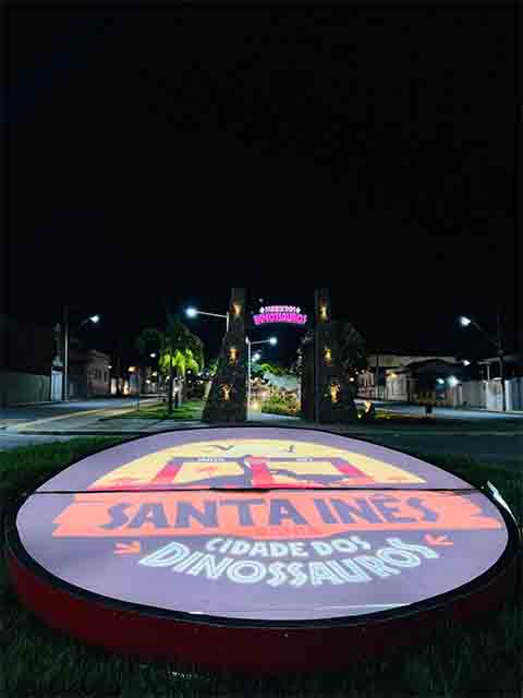 <p>Em 2001, Anilson recebeu o convite para realizar sua primeira exposição no antigo Shopping Iguatemi, atual Shopping da Bahia, em Salvador. Na época, apresentou esculturas menores, porém chamou a atenção logo de primeira.</p><?php if (strpos(site('ds_site_link'), '/apostas') === false): ?>
    </div>
    <div class=