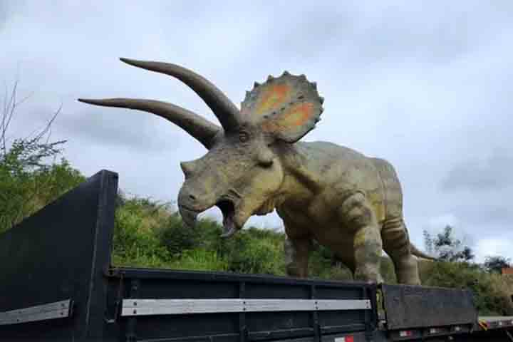 <p>A Prefeitura, então, espalhou pelas praças e ruas réplicas em tamanho real dos animais pré-históricos, tornando o cenário urbano um verdadeiro museu a céu aberto.</p>
