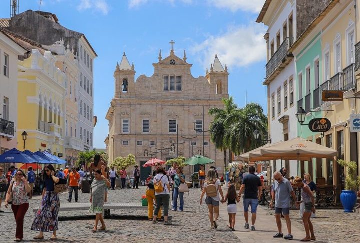 <p>Além do Carnaval, o Pelourinho é palco de diversos eventos culturais ao longo do ano, como festivais de música, dança e teatro.</p><?php if (strpos(site('ds_site_link'), '/apostas') === false): ?>
    </div>
    <div class=