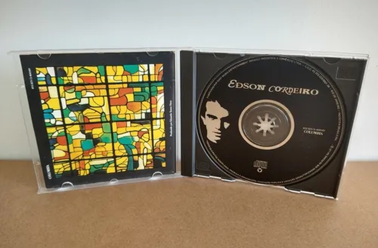 <p>Logo assinou contrato com a gravadora Sony Music e lançou em 1992 seu primeiro álbum, “Edson Cordeiro”, que lhe abriu portas internacionais.</p>
