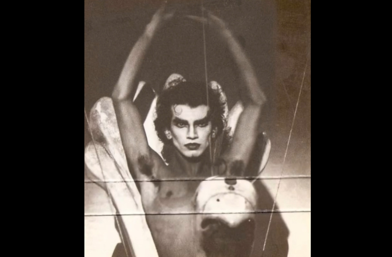 <p>Na infância, viveu em Santa Cruz do Rio Pardo, onde cantou por dez anos no coro da Igreja Presbiteriana Independente. Ainda jovem, envolveu-se com teatro infantil ao participar da companhia da Turma da Mônica e ampliou sua presença cênica.</p>
