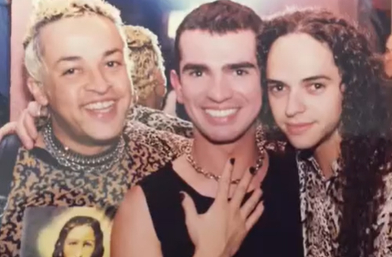 <p>Em 1990, realizou seus primeiros shows solo no Rio de Janeiro e em São Paulo, chamando atenção pela potência vocal e presença de palco.</p>
