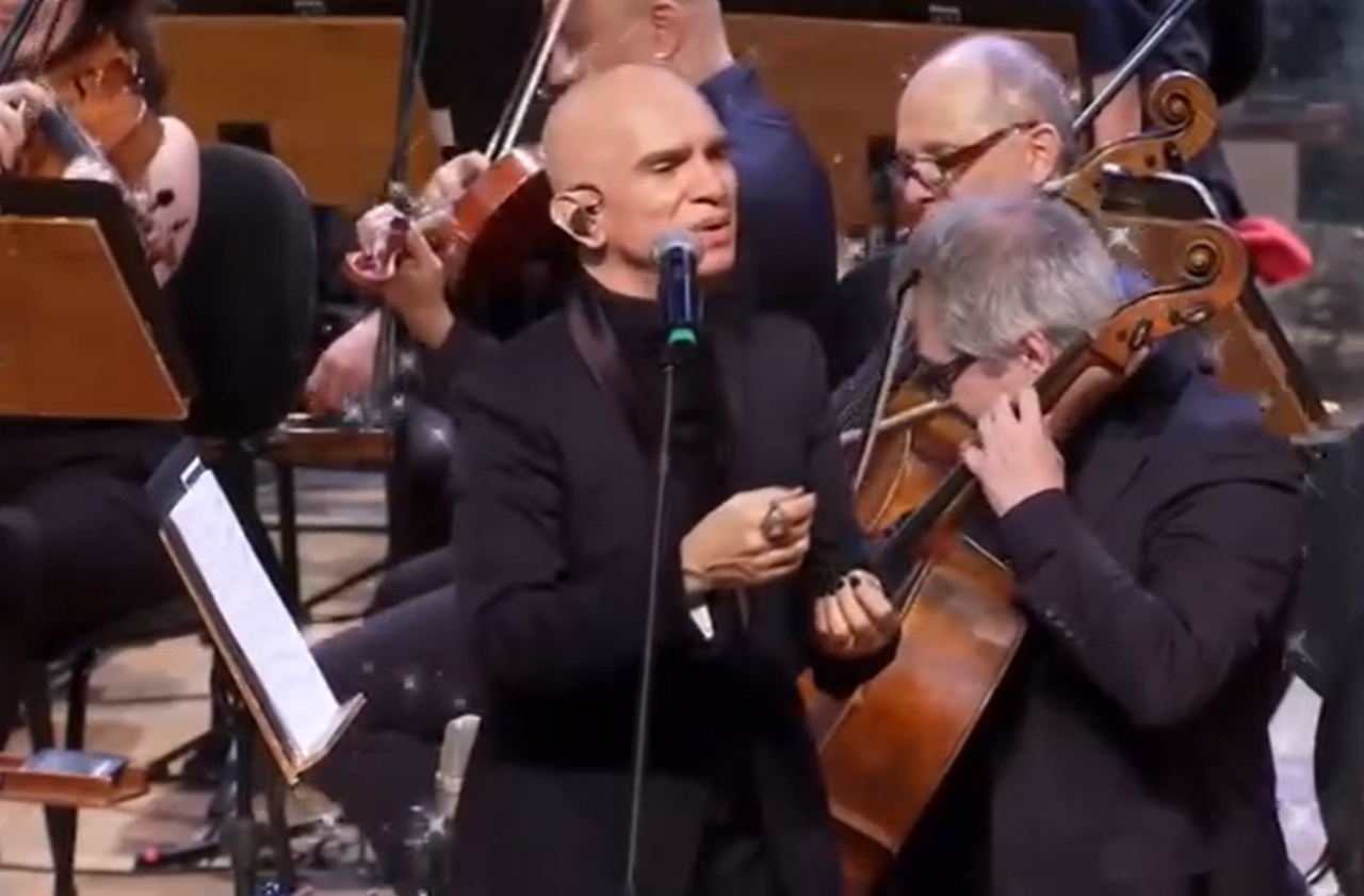 <p>Com o tempo, o cantor conquistou reconhecimento internacional. Realizou turnês pela Europa e até fixou residência na Alemanha. Mas, apesar da distância, manteve forte vínculo com o Brasil, retornando para shows e homenagens a ícones nacionais.</p>
