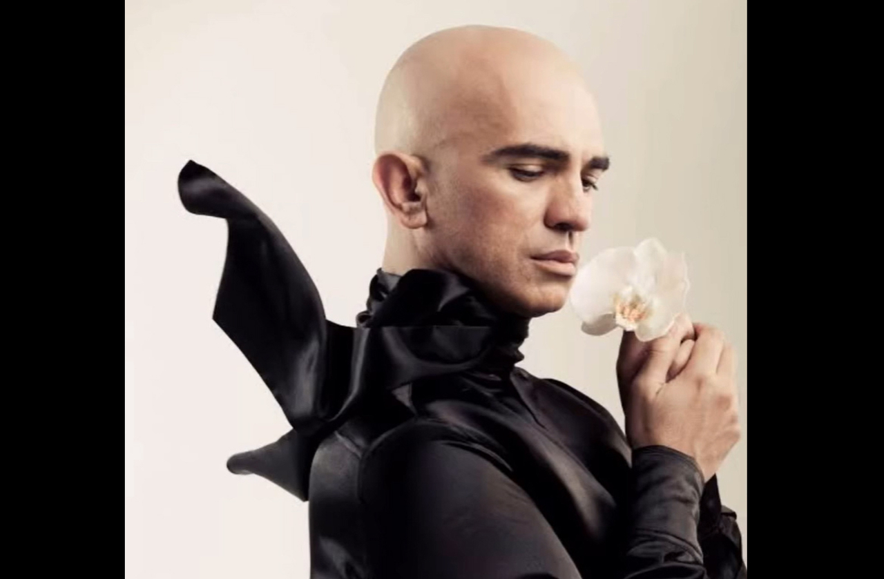 <p>Ao falar sobre tempo e técnica vocal, o cantor também rejeitou a ideia de que a voz seja descartável. Assim, transformou a crítica em afirmação de continuidade, reafirmando que sua trajetória segue viva e pulsante.</p><?php if (strpos(site('ds_site_link'), '/apostas') === false): ?>
  </div>

  <div data-type=