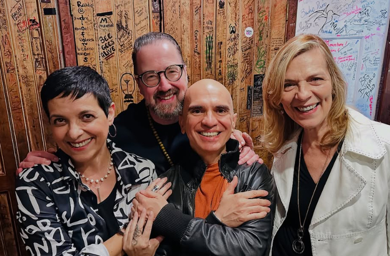 <p>Edson também se tornou referência de autenticidade, assumindo seu interesse por outros homens em um período em que poucos artistas o faziam.</p>
