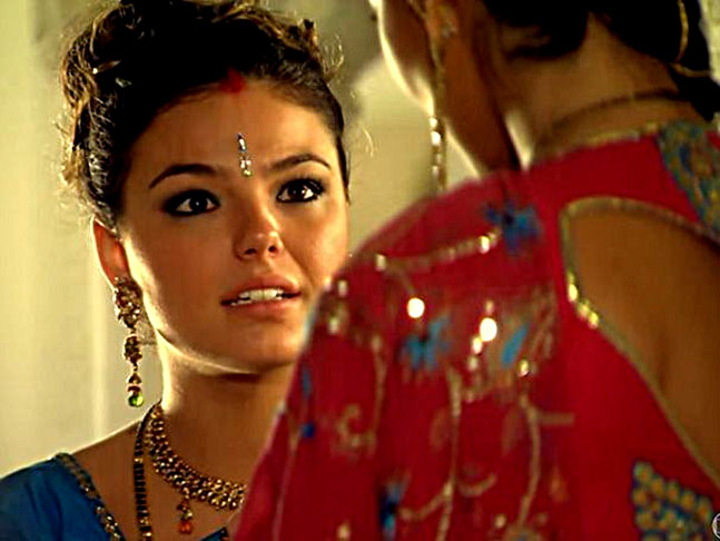 <p>Após o sucesso em “Beleza Pura”, a atriz voltou a ter uma oportunidade no horário nobre, como Camila, na novela “Caminho das Índias”, de Glória Perez. Na trama, a personagem se apaixona por um jovem indiano e se muda para o país asiático, porém sofre com o preconceito.</p>
