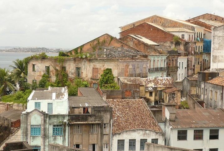 <p>O Pelourinho começou a se deteriorar no século 19, com o declínio da economia da Bahia. No século 20, o bairro estava em ruínas e era considerado um lugar perigoso.</p>
