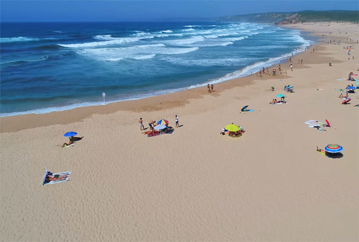 <p>2ª – A ‘Praia de Alzejur’, na região de Algarve, em Portugal, é uma sugestão perfeita para os apaixonados por tranquilidade, oceano e natureza, pois se encontra em uma área de preservação natural, pouco explorada.</p><?php if (strpos(site('ds_site_link'), '/apostas') === false): ?>
    </div>

    <div class=