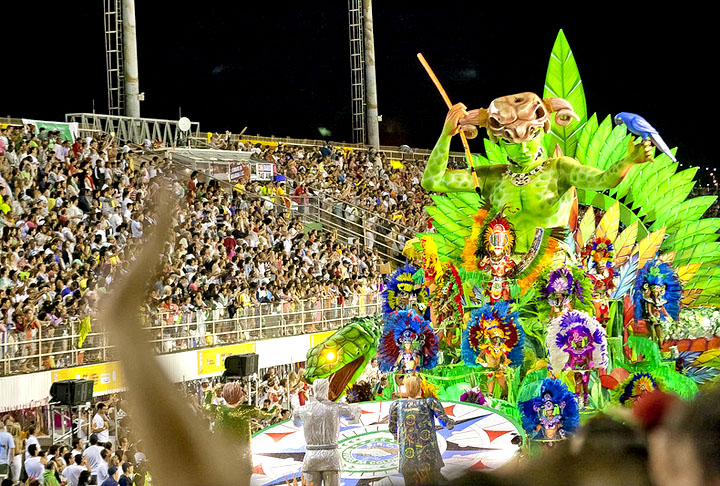 <p>No Sul, o Carnaval de Florianópolis é uma festa que reúne blocos de rua, desfiles de escolas de samba, shows e outras atividades.</p>
