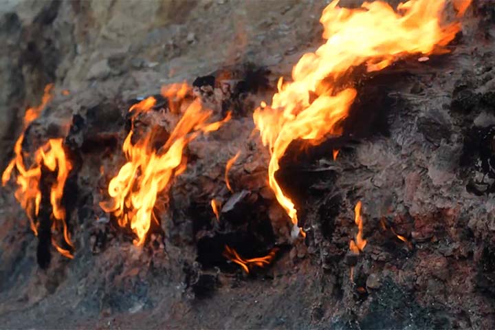 <p>Na montanha de Yanar Dagh, chamas naturais queimam incessantemente há mais de 4 mil anos, resistindo até mesmo a chuvas, ventos e até neve.</p></div>

<!-- INTERBANNER 5 [RETANGULO(BR)] - DESKTOP - [INTERNAS] -->
<div class=