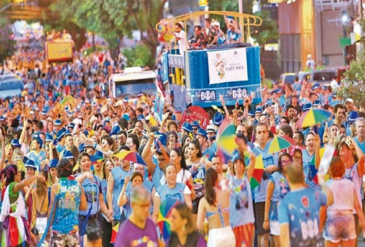 <p>O Carnaval goiano é repleto de marchinhas contagiantes que animam os foliões e apresentações de diversas bandas. Por lá, existem eventos voltados à Folia de rua, marchinhas e shows de bandas.</p>
