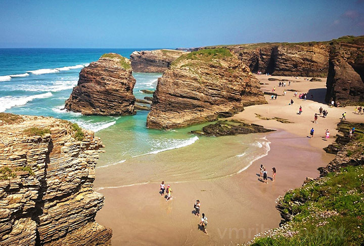 <p>5ª – A famosa Galícia, na Espanha, contém a ‘Praia de las Catedrais’, assim chamada por ser cercada de diversas formações rochosas modeladas pela erosão do vento e da água. Com o objetivo de aproveitar da melhor maneira possível, consulte o cronograma das marés. O ideal é visitar com a maré baixa.</p>
