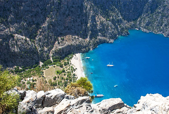 <p>Os períodos ideais para pegar a praia sem aglomeração são na parte da manhã e à noite. Outra sugestão é explorar o morro acima da praia e tirar uma bela foto, mas cuidado com a trilha que é traiçoeira.</p>
