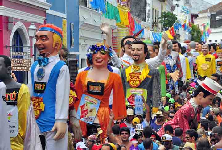 <p>Desse modo, são diversos blocos e comemoração, mas o que mais chama atenção no Carnaval de Olinda são os tradicionais bonecos gigantes, tão característicos da cidade.</p>
