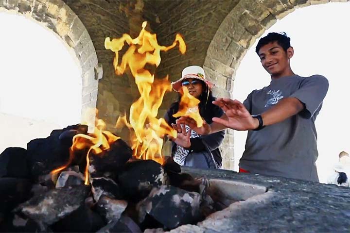 <p>Ainda hoje, o zoroastrismo sobrevive no Irã e em partes da Índia, sendo os indianos os maiores visitantes de Yanar Dagh.</p><?php if (strpos(site('ds_site_link'), '/apostas') === false): ?>

    </div>

    <div class=