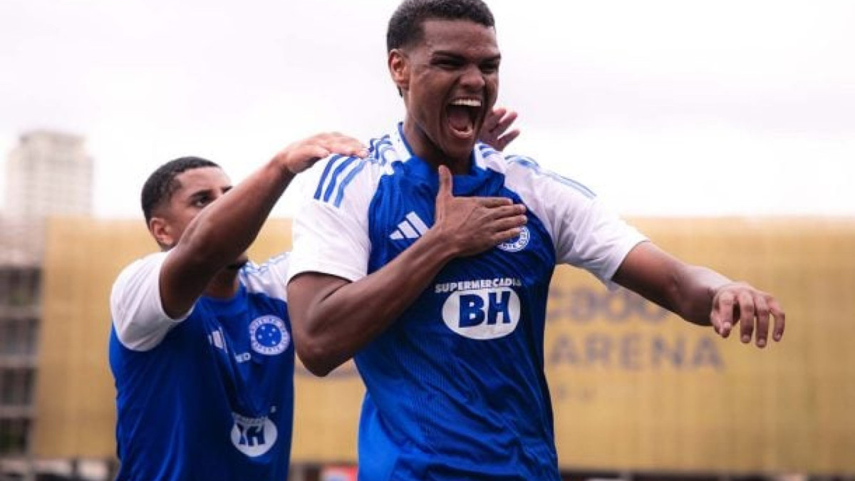 Raposa bate o Tricolor por 2 a 1 e fica com o título ao vencer todos os jogos da competição. Gustavinho marcou o gol da vitória