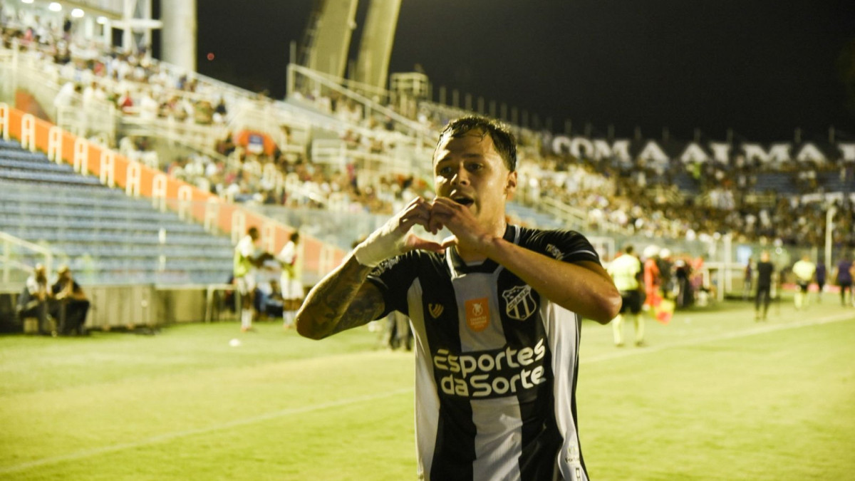 Matheus Araújo marcou dois dos cinco gols do Ceará na goleada sobre o Ferroviário