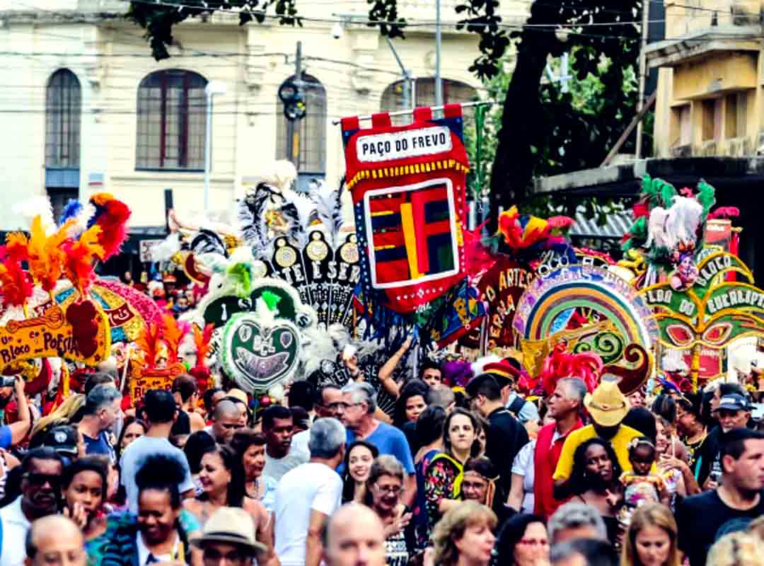 <p>As ruas de duas das cidades mais importantes do Nordeste brasileiro apresentam Frevo, maracatu, blocos de rua, bailes de máscara e o famoso Galo da Madrugada.</p>
