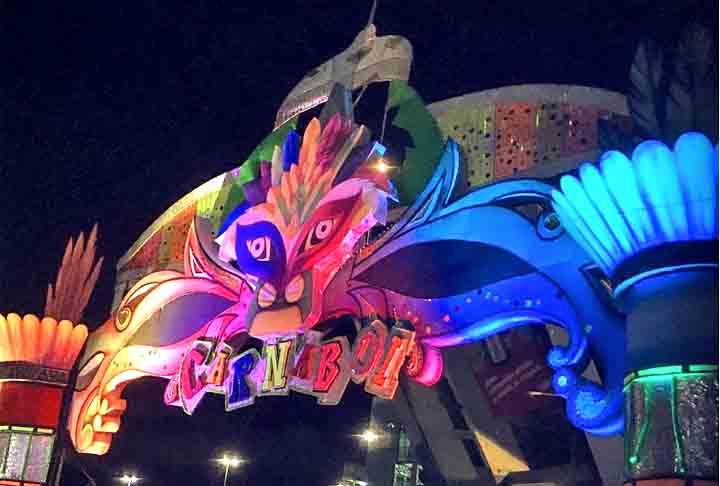 <p>O Carnaboi é uma manifestação cultural comemorada no Carnaval de Manaus. É um festejo que mistura a folia carnavalesca com os ritmos do boi-bumbá, da toada e exalta as tradições da região amazônica.</p>
