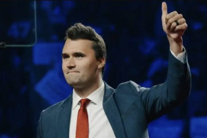 <p>Já Charles James Kirk foi um ativista e comentarista político norte-americano, conhecido por fundar a organização conservadora juvenil “Turning Point USA” , em 2012.</p>
