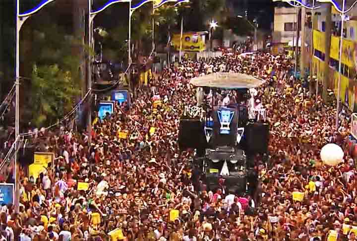 <p>No Nordeste, o principal destaque é a Bahia, terra do Axé Music. Por lá, as ruas são compostas por trios elétricos, com os principais artistas da cidade, e a festa não tem hora para acabar.</p>
