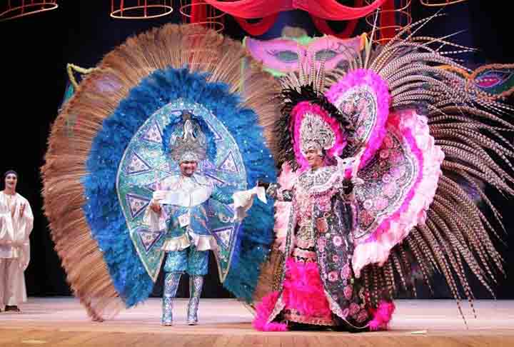 <p>A festa leva em torno de 200 mil pessoas ao sambódromo da cidade. O público dança ao som das tradicionais músicas, vestindo os tururis (abadás), acompanhando os trio-elétricos, com escolas de samba com músicas de influência indígenas.</p>
