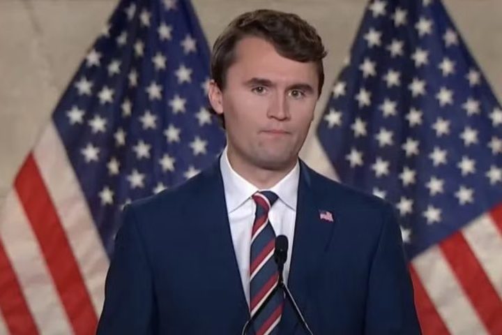 <p>Charlie Kirk foi assassinado com um tiro no pescoço em 10 de setembro de 2025, aos 31 anos, durante um evento da Turning Point USA em Orem, Utah.</p>
