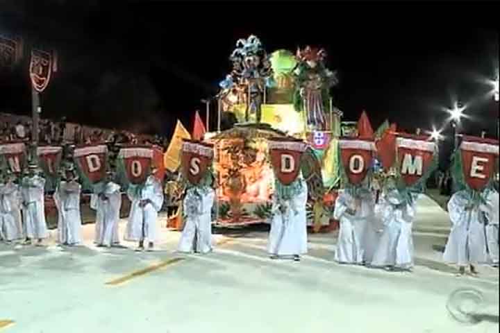<p>O Carnaval no Rio Grande do Sul é uma celebração que mistura tradições locais com influências de outras regiões do Brasil. A capital, Porto Alegre, é conhecida pelo desfile das escolas de samba e pelos blocos de rua.</p>
