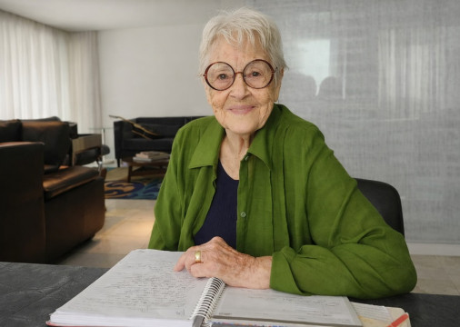 Adélia Prado é poeta mineira, nascida em 1935 e reconhecida internacionalmente por suas obras literárias