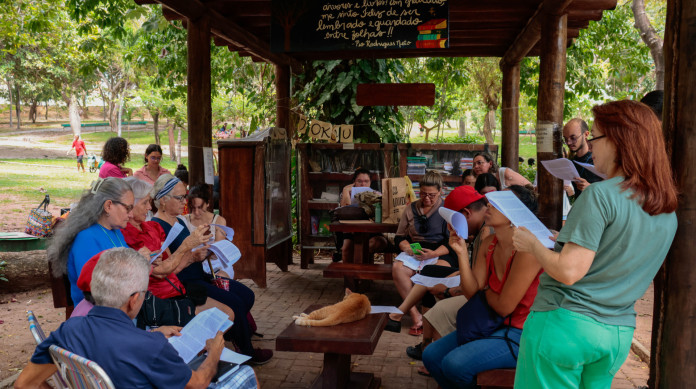 AQUIRAZ, BRASIL, 25-01-2026: Encontro Leituras na Praça, no Parque do Cocó,  projeto de extensão da Universidade Federal do Ceará (UFC) com o objetivo de incentivar a leitura e as atividades socioculturais nos espaços públicos.  (Foto: Samuel Setubal/ O Povo)
